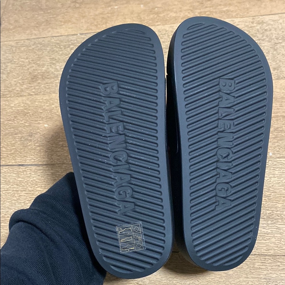 Balenciaga Kids Black Slippers - Picture 4 of 7